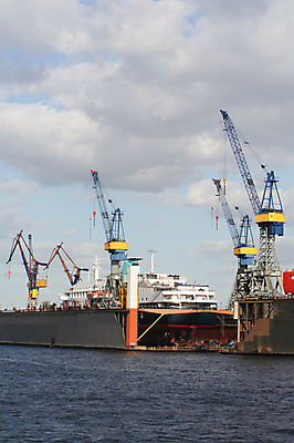 포토 JPG 해외이미지 유럽 산업 하늘 독일 사람없음 세로 물 항구 도시 크루즈 조선소 기중기 함선 포트 부둣가 함부르크 카피스페이스 해외202004 해외포토 자연요소 나라 배_교통 교통시설 공백 중장비 파일형식 이미지허브