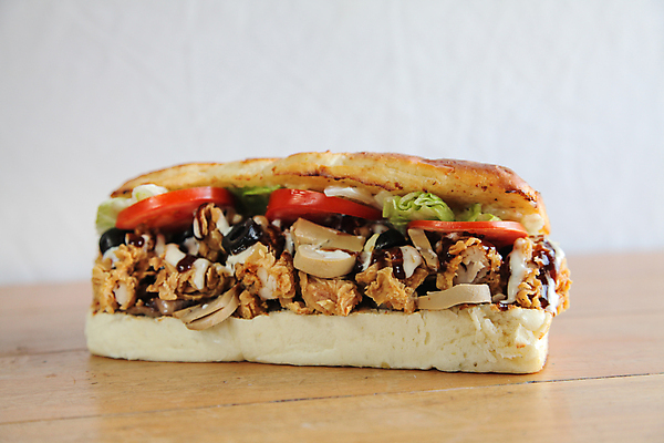 포토 JPG 해외이미지 전통 음식 백그라운드 다이어트 양파 치즈 샌드위치 건강 육류 요리 사람없음 목재 초록색 치킨 튀김 흰색 신선 전철 맛 바게트 상추 큼 잠수함 만취 햄 롤 칼로리 성분 마요네즈 남쪽 점심식사 고립 번 양발 탄수화물 후보 해외202004 해외포토 나무 빵 육상교통 컬러 컨셉 채소 식재료 재료 유제품 대중교통 식사 소스_음식 크기 방향 닭고기요리 술취함 파일형식 이미지허브