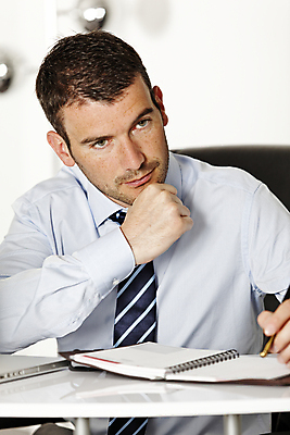 포토 JPG 해외이미지 백인 모델 응시 감정 컨셉 생각 탁자 넥타이 노동자 스트레스 피곤 한명 사람 성인 노트북 컴퓨터 사무실 슬픔 흰색 표현 비즈니스맨 좌절 고민 걱정 두통 업무과다 문제 파산 나쁜 우울증 재앙 트러블 혼란 혼자 해외202004 해외포토 서양인 직업 1 시선 잡화 남자 컬러 가구 비즈니스 금융 전자제품 업무 직장인 질병 파일형식 이미지허브