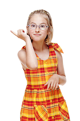 포토 JPG 해외이미지 백인 1 응시 여자 안경 얼굴 어린이 백그라운드 손가락 한명 사람 금발 흰색 위협 싱글 고립 초보 해외202004 해외포토 서양인 헤어스타일 손 시선 잡화 컬러 신체부위 파일형식 이미지허브