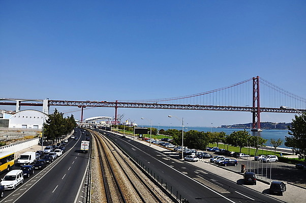 포토 JPG 해외이미지 구름 실루엣 도로 벽 건축양식 창문 자동차 자연 하늘 거리 주택 사람 풍경 사람없음 건물 물 태양 문 고통 도시 보트 역사 땅 기선 기념물 리스본 해외202004 해외포토 자연요소 건축물 건축 감정 길 육상교통 배_교통 교통시설 촬영기법 생태계 파일형식 이미지허브