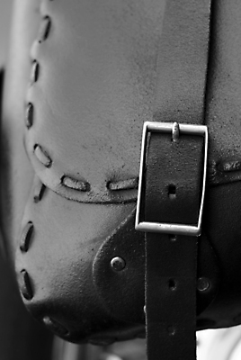 포토 JPG 해외이미지 가방 사람없음 검은색 오토바이 벨트 은색 가죽 묘사 해외202004 해외포토 잡화 컬러 바이크 파일형식 이미지허브