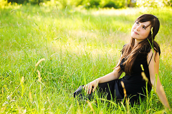 포토 JPG 해외이미지 응시 공원 행복 포즈 자연 갈색머리 건강 한명 미소 풍경 청춘 산책 기쁨 달콤 내추럴 러시아인 스타일 해외202004 해외포토 서양인 1 헤어스타일 시선 공공시설 감정 컨셉 휴식 표정 사람 맛 생태계 파일형식 이미지허브