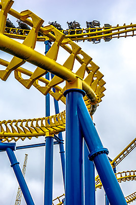 포토 JPG 해외이미지 주간 구름 행복 곡선 하늘 휴식 사람없음 야외 파란색 노란색 놀이공원 주말 롤러코스터 해외202004 해외포토 자연요소 감정 선 컬러 컨셉 테마파크 놀이기구 파일형식 이미지허브
