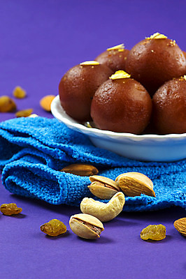 포토 JPG 해외이미지 전통 접시 아시아 음식 다이어트 과일 공 디저트 건조 요리 동양인 사람없음 파티 축제 식사 우유 튀김 축하 대접 원형 달콤 맛 폐기물 설탕 인도인 냅킨 시럽 칼로리 남쪽 경단 깊이 인기 파키스탄 피스타치오 스타일 해외202004 해외포토 도형 외국인 식기 나라 컨셉 유제품 건강 인종 이벤트 견과류 쓰레기 방향 파일형식 이미지허브