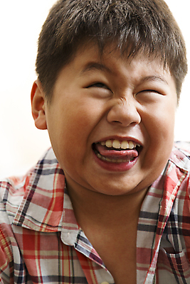 포토 JPG 해외이미지 응시 남자 행복 감정 얼굴 어린이 포즈 한국 한명 사람 동양인 소년 머리 일본 중국 기쁨 흰색 표현 유머 혀 묘사 즐거움 내추럴 고립 바보 천진난만 특별함 해외202004 해외포토 1 시선 아시아 컬러 컨셉 인종 신체부위 입 파일형식 이미지허브