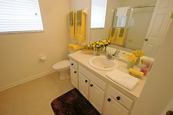 포토 JPG 해외이미지 디자인 건축양식 창문 주택 사람없음 내부 장식 빛 수건 금속 목욕 거울 방 욕실 매트 흰색 고급 씻기 싱크대 변기통 해외202004 해외포토 건축 컬러 컨셉 재질 건물 위생용품 청결 개수대 파일형식 이미지허브