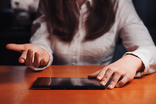 포토 JPG 해외이미지 라이프스타일 손 여자 행복 인터넷 비즈니스 통신 모바일 휴가 프레임 한명 금융 컴퓨터 알약 디지털 스크린 모니터 검은색 장비 터치 정보 잡기 주식 무선전화기 책상 전자 해외202004 해외포토 1 감정 컬러 가구 모션 사람 생활 신체부위 경제 전자제품 약 전화기 파일형식 이미지허브