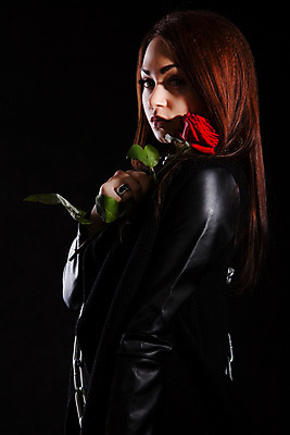 포토 JPG 해외이미지 백인 옷 꽃 감정 백그라운드 컨셉 그림자 선물 사랑 한명 빨간색 초록색 물 장미 갈색 유행 검은색 어둠 재킷 젖음 흰색 물방울 날짜 야간 가죽 이발 어깨 만족 꽃봉오리 냄새 슛 스타일 해외202004 해외포토 자연요소 서양인 식물 1 컬러 사람 신체부위 외투 파일형식 이미지허브