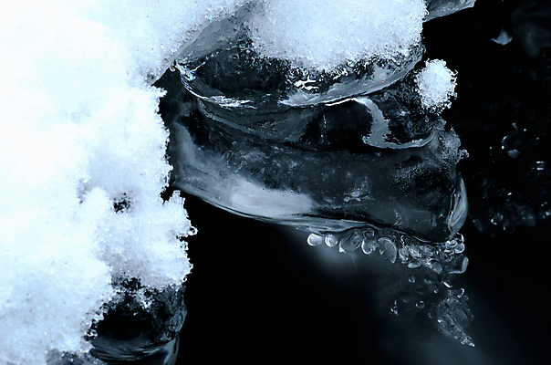 포토 JPG 해외이미지 계절 겨울 자연 매달리기 노르웨이 풍경 사람없음 야외 물 파란색 빛 강 세계 냉동 얼음 놀람 젖음 흐름 추위 흰색 물방울 신선 원형 투명 눈송이 개울 가장자리 닫기 떨어짐 강가 시원함 12월 북극 순수 묘사 만족 질감 서리 날카로움 장면 북쪽 온도 고드름 스파이크 내추럴 고립 반투명 북극해 엘리먼트 해외202004 해외포토 자연요소 도형 감정 유럽 바다 컬러 컨셉 모션 눈_날씨 표정 날짜 둘레 극지방 방향 생태계 파일형식 이미지허브