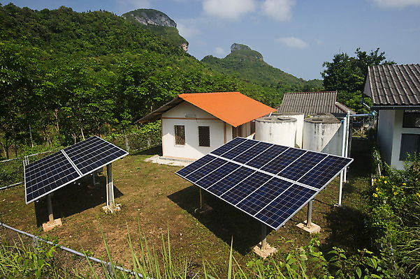 포토 JPG 해외이미지 하늘 주택 세포 사람없음 야외 건물 파란색 햇빛 태양 환경 힘 재활용 장비 에너지 시골 판넬 세대 내추럴 공급 해외202004 해외포토 자연요소 건축물 컬러 친환경 파일형식 이미지허브