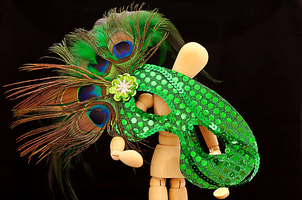 포토 JPG 해외이미지 동물 백그라운드 날개 모션 조류 선물 가면 사람없음 초록색 파란색 검은색 공작 깃털 오브젝트 동물상 해외202004 해외포토 컬러 조형물 파일형식 이미지허브