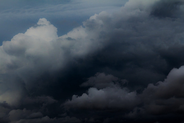 포토 JPG 해외이미지 구름 백그라운드 자연 하늘 바람 날씨 조명 풍경 사람없음 야외 파란색 빛 햇빛 검은색 어둠 힘 분노 분위기 위험 공격 질감 폭풍 빛망울 공격적 뇌우 재앙 폭풍우 힘찬 해외202004 해외포토 자연요소 감정 컬러 컨셉 모션 태양 비_날씨 자연재해 생태계 파일형식 이미지허브