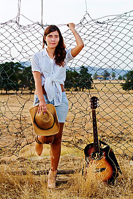 포토 JPG 해외이미지 1 응시 옷 여자 감정 얼굴 음악 밭 자연 따뜻함 한명 서기 성인 야외 여름 울타리 노란색 유행 침묵 고요 자유 수확 기타 시골 잡기 클래식 숲 밀짚 결백 무료 배려 천진난만 해외202004 해외포토 시선 계절 컬러 컨셉 농업 모션 현악기 문화예술 사람 신체부위 담장 소리 짚 생태계 파일형식 이미지허브