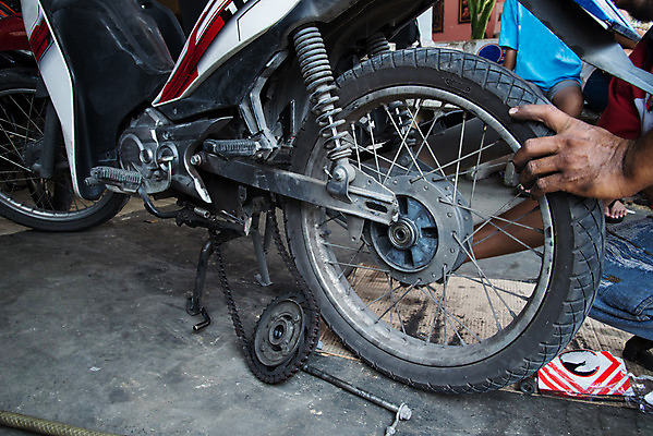 포토 JPG 해외이미지 산업 부분 교통시설 자동차 사람없음 내부 금속 검은색 장비 오토바이 바퀴 수리 묘사 오브젝트 서비스 타이어 밟기 튜브 고무 옛날 해외202004 해외포토 육상교통 컬러 교통 모션 재질 바이크 시설 파일형식 이미지허브
