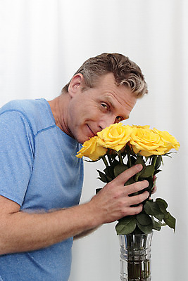 포토 JPG 해외이미지 응시 남자 꽃 행복 분홍색 꽃다발 꽃무늬 한명 사람 장미 노란색 잡기 다발 감사 향기 냄새 아로마 해외202004 해외포토 식물 1 시선 감정 컬러 무늬 모션 파일형식 이미지허브