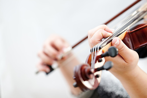 포토 JPG 해외이미지 백인 1 손 여자 줄 음악 백그라운드 손가락 놀이 기술 창조 미술 사람 이벤트 여러명 성인 사람없음 목재 가로 검은색 소리 콘서트 공연 음악가 흰색 기구 바이올린 오브젝트 활 싱글 팔 바이올리니스트 오케스트라 연극 고립 뮤지컬 바로크 비올라 스타일 해외202004 해외포토 서양인 나무 직업 컬러 다수 재료 현악기 문화예술 신체부위 연주자 악단 파일형식 찰현악기 이미지허브