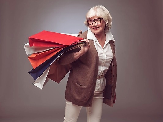 포토 JPG 해외이미지 백인 라이프스타일 여자 노년 행복 종이 포즈 백그라운드 컨셉 가방 휴가 선물 한명 사람 성인 쇼핑 유행 세일 기쁨 회색 잡기 구매 60대 은퇴 고객 만족 흥분 보여주기 소매 쇼퍼홀릭 옛날 많음 카피스페이스 해외202004 해외포토 서양인 1 잡화 감정 컬러 모션 생활 공백 파일형식 이미지허브