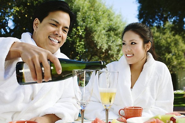 포토 JPG 해외이미지 커플 응시 여자 남자 행복 과일 수영장 들기 동양인 상반신 성인 야외 두명 앞모습 수영 마시기 목욕가운 붓기 샴페인 성인만 해외202004 해외포토 시선 감정 뷰포인트 관계 모션 주류 사람 인종 수상스포츠 가운 파일형식 이미지허브