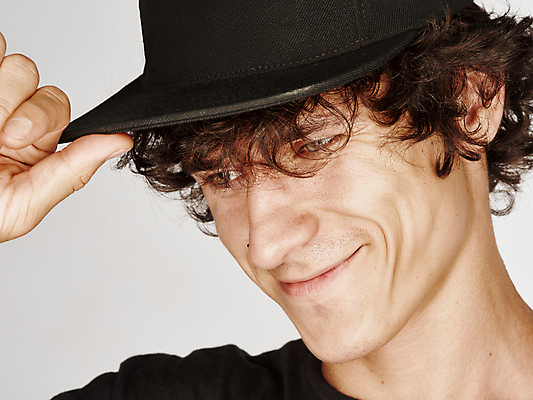 포토 JPG 해외이미지 백인 라이프스타일 남자 행복 감정 얼굴 성공 실내 한명 사람 소년 성인 긍정 해외202004 해외포토 서양인 1 어린이 컨셉 내부 생활 신체부위 파일형식 이미지허브