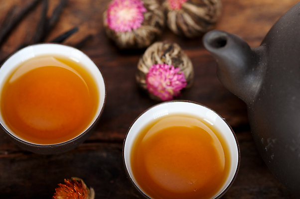 포토 JPG 해외이미지 실내 사람없음 아웃포커스 찻잔 찻잎 꽃차 나무배경 해외202004 공예차 해외포토 백그라운드 잔 촬영기법 내부 차_음료 파일형식 이미지허브