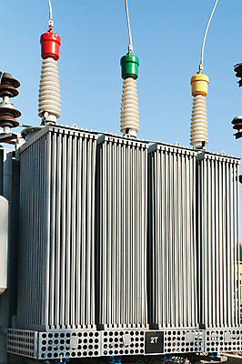 포토 JPG 해외이미지 산업 백그라운드 공장 하늘 경고 사람없음 파란색 빛 힘 장비 에너지 역 연결 위험 순환 철사 볼트 봉 세대 변압기 분배 전압 전환 제어 철강 공급 해외202004 해외포토 컬러 컨셉 공업 교통시설 모션 공구 파일형식 이미지허브