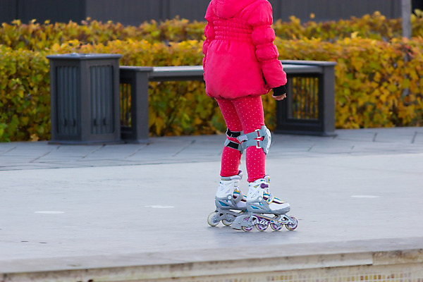 포토 JPG 해외이미지 라이프스타일 공원 여자 딸 어린이 스포츠 분홍색 포즈 부분 관계 발 함께함 건강 사람 사람없음 야외 부모 장비 스케이트 스케이팅 칼날 롤러블레이드 보호 승차 속도 롤러 스케이터 공격적 양발 요령 해외202004 해외포토 공공시설 스포츠용품 컬러 컨셉 가족 모션 겨울스포츠 운동선수 취미 생활 신체부위 파일형식 이미지허브