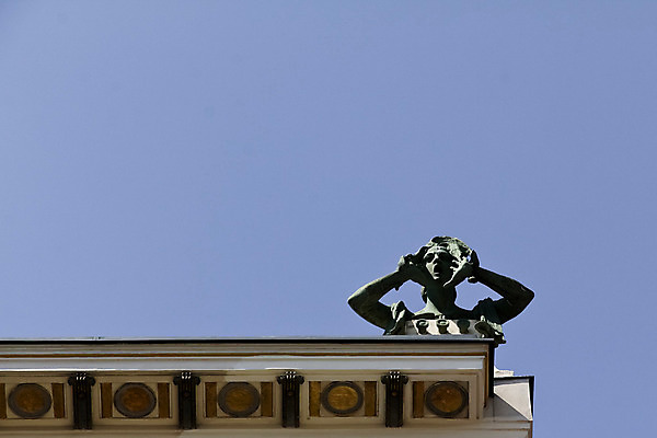 포토 JPG 해외이미지 유럽 조각 건축양식 하늘 주택 그림자 미술 사람없음 건물 파란색 조각상 외침 흰색 도시 역사 비엔나 오스트리아 황금 좌절 시끄러움 청동 비명 해외202004 해외포토 건축물 건축 감정 나라 컬러 컨셉 문화예술 조형물 소리 파일형식 이미지허브