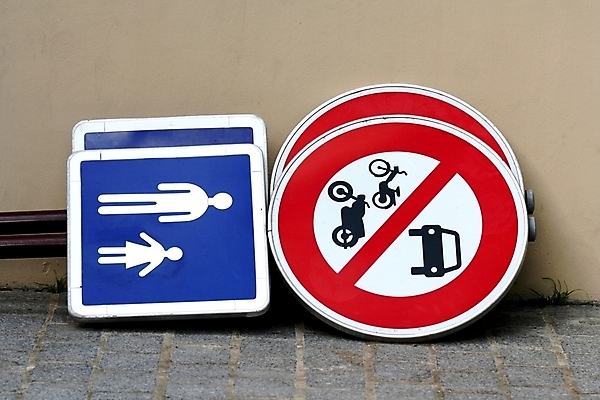 포토 JPG 해외이미지 도로 거리 간판 사람없음 놀람 가을 보행자 떨어짐 심볼 사인 해외202004 해외포토 계절 감정 길 컨셉 교통시설 표정 파일형식 이미지허브