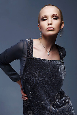 포토 JPG 해외이미지 백인 모델 여자 포즈 한명 사람 성인 유행 수확 흰색 화려 클래식 고급 우아함 저녁 신비 시원함 유혹 비밀 만족 복고 옷입기 개성 픽업 스타일 완전 해외202004 해외포토 서양인 1 감정 컬러 컨셉 농업 모션 야간 파일형식 이미지허브