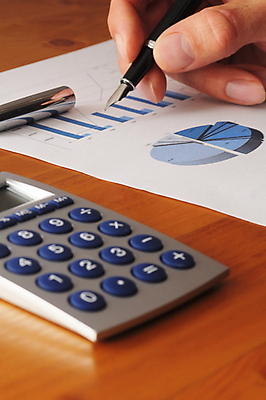 포토 JPG 해외이미지 종이 비즈니스 성공 그래프 사람없음 목재 금융 경제 사무실 연필 펜 자료 저축 계산기 정보 업무 책상 투자 회계 수입 해외202004 해외포토 나무 가구 컨셉 재료 문구용품 학용품 필기구 장비 작업 파일형식 이미지허브