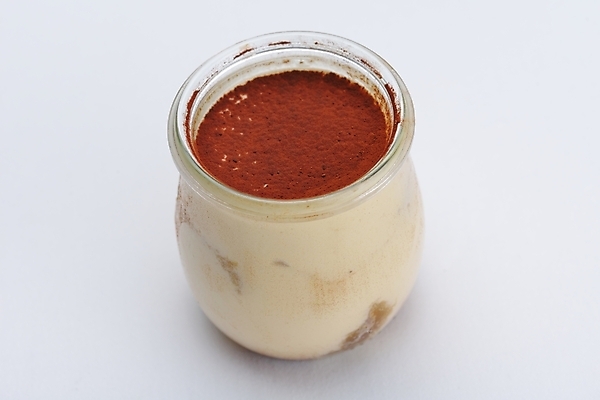 포토 JPG 해외이미지 실내 사람없음 한개 흰배경 푸딩 티라미수 해외202004 해외포토 1 백그라운드 디저트 내부 흰색 파일형식 이미지허브