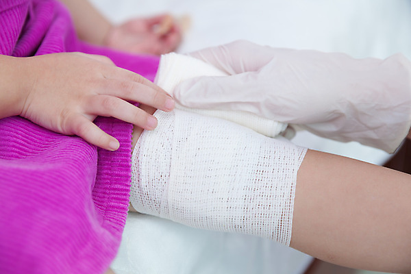 포토 JPG 해외이미지 어린이 건강 사람 사람없음 치료 가로 약 건강관리 고통 환자 대접 도움 상처 사건 붕대 무릎 안심 돌봄 치유 해외202004 해외포토 감정 컨셉 의학 모션 관리 육류 신체부위 파일형식 이미지허브