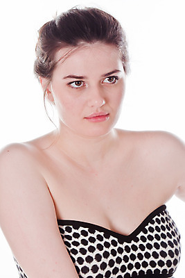 포토 JPG 해외이미지 백인 모델 1 손 응시 드레스 옷 여자 유럽 포즈 한명 웃음 사람 인종 유행 화장품 화려 우아함 옷입기 고립 스타일 유일 해외202004 해외포토 서양인 시선 나라 컨셉 모션 표정 신체부위 뷰티 파일형식 이미지허브