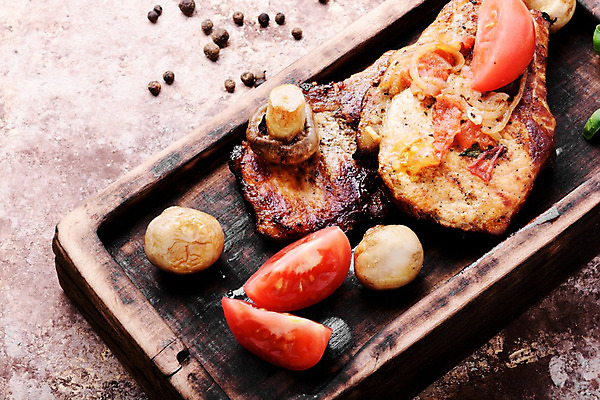 포토 JPG 해외이미지 접시 음식 토마토 도마 실내 육류 돼지고기 사람없음 바비큐 돼지갈비 해외202004 해외포토 식기 채소 식재료 주방용품 내부 파일형식 이미지허브