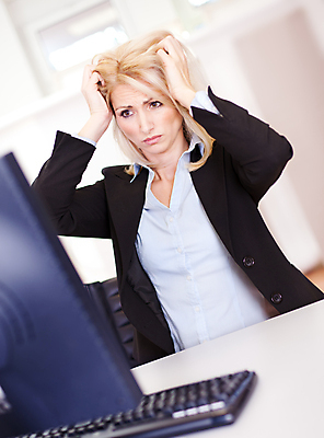 포토 JPG 해외이미지 백인 학생 손 응시 여자 얼굴 백그라운드 생각 비즈니스 통신 탁자 노동자 스트레스 피곤 한명 사람 앉기 성인 노트북 컴퓨터 머리 웹 슬픔 분노 흰색 업무 비즈니스우먼 좌절 책상 고민 두통 문제 깨짐 압력 트러블 해외202004 해외포토 서양인 직업 1 시선 감정 컬러 가구 컨셉 인터넷 모션 신체부위 전자제품 작업 직장인 질병 파일형식 이미지허브