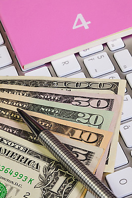 포토 JPG 해외이미지 디자인 산업 종이 컨셉 지폐 돈 패턴 곡선 비즈니스 장신구 학교 유리 표면 문구용품 주택 종류 사람없음 그래픽 장식 금융 스터디 컴퓨터 달러 다이어리 쪽지 공책 추위 덮개 키보드 재산 4월 연도 책상 오브젝트 문서 부드러움 가치 시트 12 월급 월 대칭 스펙트럼 위기 조언 스타일 해외202004 해외포토 교육 선 가구 무늬 재질 건물 경제 전자제품 학습 숫자 사무용품 뚜껑 감각 날짜 파일형식 이미지허브