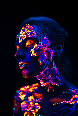 포토 JPG 해외이미지 여자 꽃 얼굴 컨셉 신체 검은배경 미래 사랑 미술 한명 빨간색 물 파란색 빛 페인트 흙 닫기 신비 네온 공상 마법 형광등 바디페인팅 자외선 특별함 환상 스타일 해외202004 해외포토 자연요소 식물 1 감정 컬러 백그라운드 모션 문화예술 전등 사람 신체부위 검은색 파일형식 이미지허브