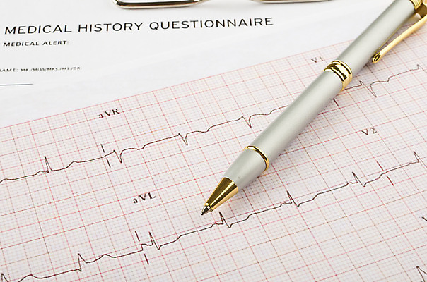 포토 JPG 해외이미지 그래프 건강 병원 사람없음 약 연필 펜 건강관리 환자 하트 맥박 설문지 심장병 심전도 해외202004 해외포토 모양 의학 학용품 관리 필기구 질병 파일형식 이미지허브