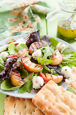 포토 JPG 해외이미지 식기 접시 음식 빵 채소 과일 사람없음 장식 초록색 빛 컬러풀 샐러드 튀김 로켓 시골 신선 항아리 그릴 상추 허브 복숭아 레시피 시금치 루꼴라 모짜렐라치즈 핸드메이드 카피스페이스 해외202004 해외포토 식물 컬러 주방용품 치즈 공백 도자기 파일형식 이미지허브