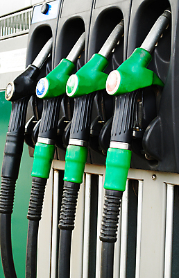 포토 JPG 해외이미지 교통시설 모션 손잡이 사람없음 야외 세로 초록색 검은색 힘 권총 액체 역 휘발유 석유 가득함 탱크 연료 가스 호스 펌프 노즐 해외202004 해외포토 컬러 교통 총 시설 파일형식 이미지허브