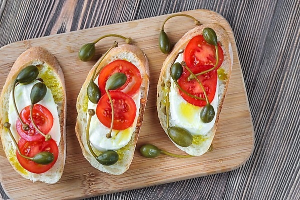 포토 JPG 해외이미지 전통 음식 빵 조각 백그라운드 다이어트 토마토 재료 부분 치즈 샌드위치 3 요리 사람없음 목재 빨간색 초록색 이탈리아 흰색 체리 그룹 닫기 정상 만취 올리브 토스트 토핑 점심식사 모짜렐라치즈 브루스케타 해외202004 해외포토 나무 열매 유럽 컬러 채소 과일 모션 유제품 건강 식사 술취함 파일형식 이미지허브