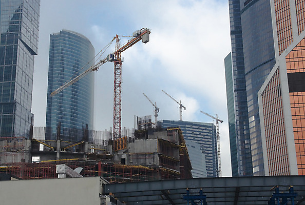 포토 JPG 해외이미지 외관 실루엣 산업 백그라운드 비즈니스 건축양식 하늘 사람없음 야외 건물 파란색 탑 고층빌딩 기계 장비 성장 도시 작업 큼 땅 기중기 러시아 공학 개발 모스크바 해외202004 해외포토 건축물 교육 건축 유럽 컬러 촬영기법 빌딩 중장비 크기 파일형식 이미지허브