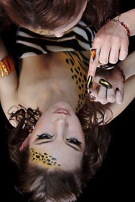 포토 JPG 해외이미지 모델 한명 반사 유행 검은색 고양이 거울 터치 화려 손톱관리 손톱 표범 가면무도회 바디페인팅 발톱 스타일 포트폴리오 해외202004 해외포토 1 손 컬러 컨셉 포유류 발 사람 반려동물 네일아트 무도회 파일형식 이미지허브