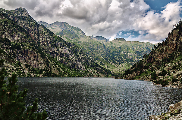 포토 JPG 해외이미지 구름 유럽 자연 하늘 산 풍경 사람없음 야외 목재 물 강 햇빛 반사 평화 환경 흐름 스페인 크리스탈 암초 해외202004 해외포토 자연요소 나무 나라 컨셉 재료 태양 광석 생태계 파일형식 이미지허브