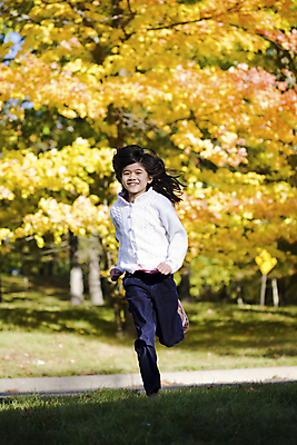 포토 JPG 해외이미지 나무 웰빙 계절 여자 행복 초등학생 어린이 잎 오렌지 태국 자연 건강 한명 미소 동양인 잔디 야외 컬러풀 달리기 운동 노란색 평화 맑음 기쁨 가을 스웨터 혼혈 해외202004 해외포토 식물 1 학생 감정 아시아 컬러 컨셉 상의 과일 모션 날씨 표정 사람 인종 생태계 다문화 파일형식 이미지허브