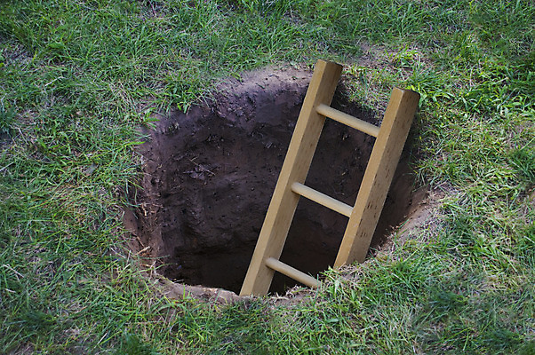 포토 JPG 해외이미지 백그라운드 사다리 잔디 사람없음 구멍 터널 위험 탈출 심볼 오르기 먼지 배수구 깊이 땅바닥 회복 해외202004 해외포토 식물 길 컨셉 모션 바닥 도구 파일형식 이미지허브