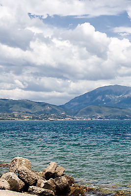 포토 JPG 해외이미지 바다 하늘 휴가 산 풍경 사람없음 여름 파란색 노란색 흰색 뜨거움 그리스 암초 스카이라인 해외202004 해외포토 계절 유럽 컬러 파일형식 이미지허브