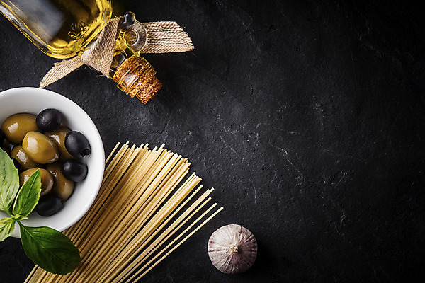 포토 JPG 해외이미지 전통 접시 음식 백그라운드 채소 재료 유리 탁자 파스타 마늘 스파게티 요리 사람없음 가로 초록색 세트 노란색 검은색 어둠 이탈리아 흰색 양념 사발 혼합 지중해 허브 준비 올리브 바질 정물화 해외202004 해외포토 식물 식기 열매 유럽 바다 컬러 가구 재질 서양음식 사기그릇 그림 파일형식 이미지허브