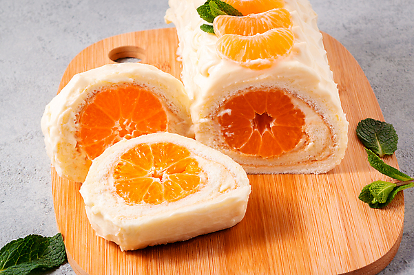 포토 JPG 해외이미지 단면 디저트 귤 실내 사람없음 롤케이크 나무도마 해외202004 해외포토 음식 과일 도마 내부 목재 케이크 파일형식 이미지허브